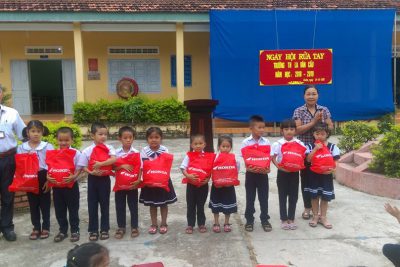 Honda Việt Nam tặng mũ bảo hiểm cho học sinh lớp 1
