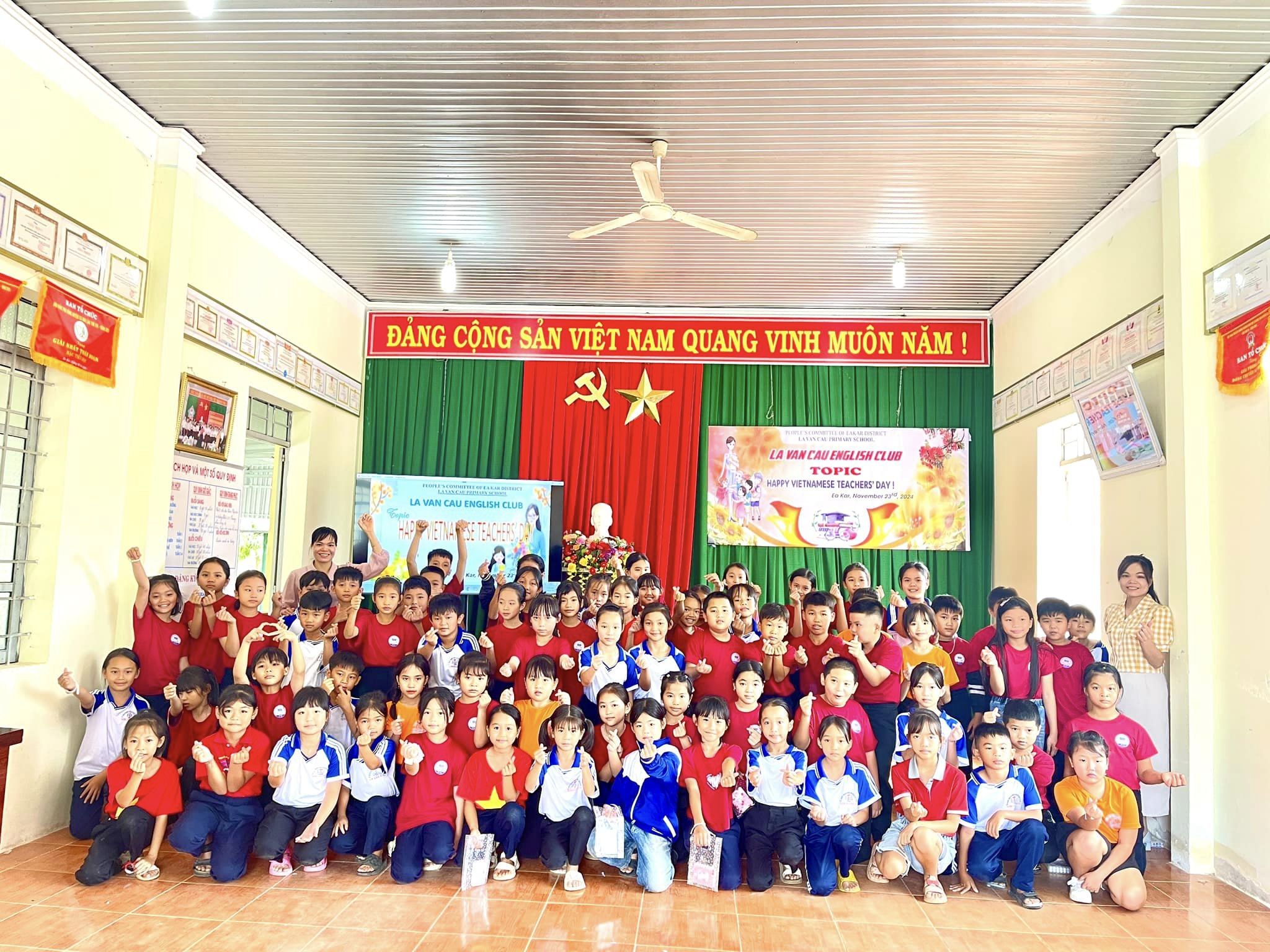 SINH HOẠT CÂU LẠC BỘ TIẾNG ANH THÁNG 11 VỚI CHỦ ĐỀ:”HAPPY VIETNAMESE TEACHERS’ DAY!